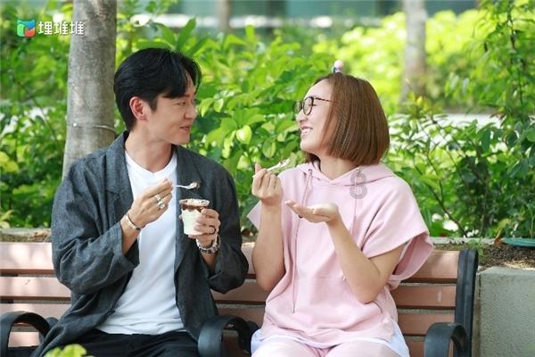 《声生不息》金曲奖颁出，韩红玩笑让周深尴尬，网友：情商太低！