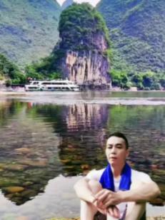 妻子跟男模合影笑得合不拢嘴,老公吃醋:她十年没这么笑过